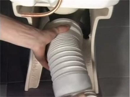 Фото 4 - Соединение унитаза с канализацией при помощи гофры