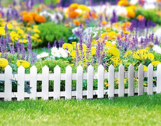 Фото 1 – Аккуратный палисадник из штакетника