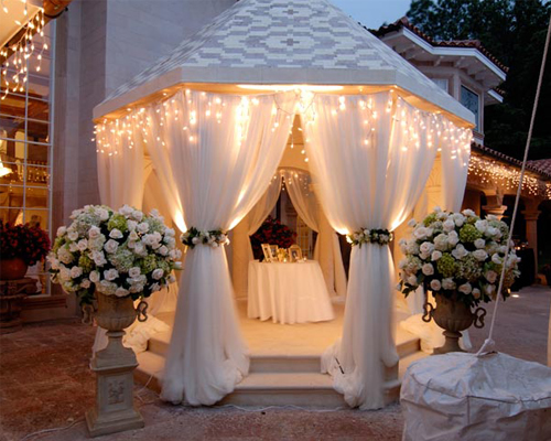 Фото 1 – Беседка с праздничным декором