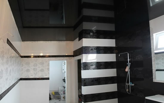 Черный натяжной потолок для ванной