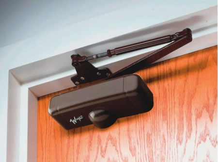 Фото 1 — Доводчик на деревянной двери