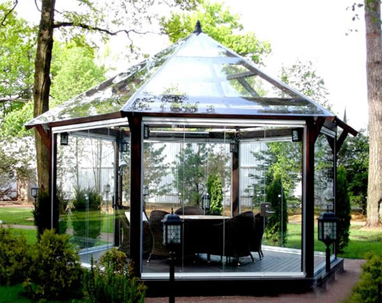 Фото 1 – Эффектная застекленная беседка