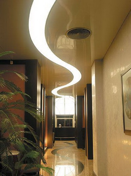 Фото 1 - Как разбить пространство в узком коридоре. Натяжной потолок с вмонтированной световой лентой