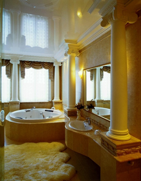 Классическая форма натяжного потолка в ванной