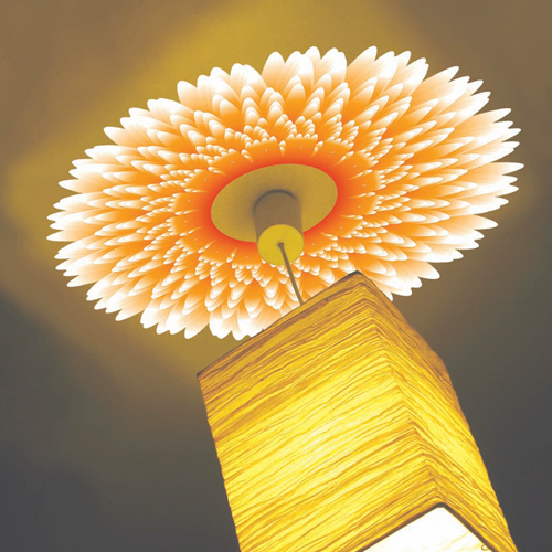 Фото 1 - Наклейка на потолке в виде желтого цветка добавит интерьеру яркости и оживит его