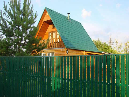 Фото 1 – Ограда из металлического штакетника