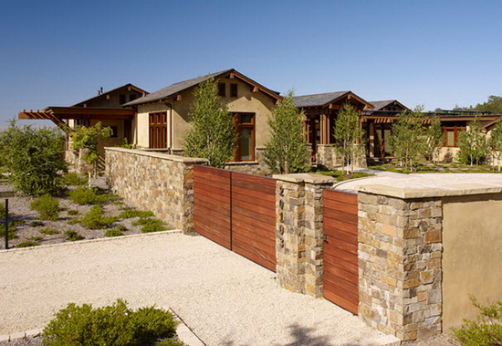 Фото 1 – Ограждение дачного участка забором из декоративного камня