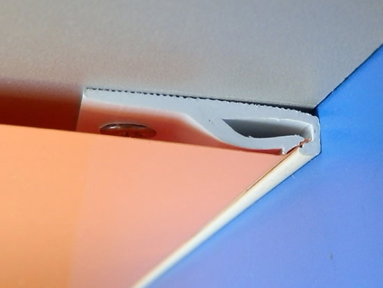 Пластиковый потолочный профиль