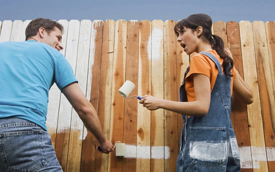 Фото 1 – Покраска забора из штакетника