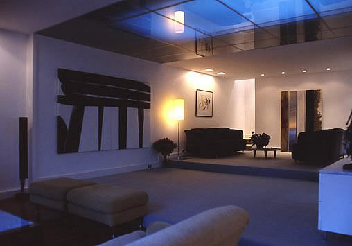 Фото 1 - Потолок из матового стекла в интерьере гостиной