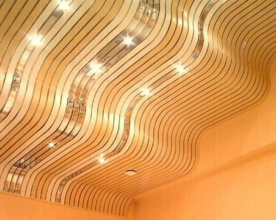 Фото 1 - Реечный потолок из искривленных реек: удобен, красив, легок в уходе