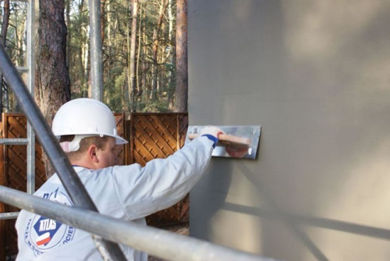 Штукатурка фасада может быть основой для окрашивания или облицовки декоративными материалами - плиткой, камнем, панелями