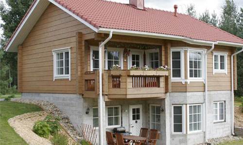 Фото 1 – Скромный домик на сложном, рельефном грунте со свайно-винтовым фундаментом 