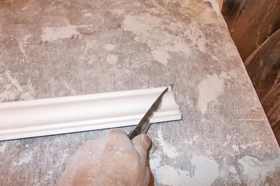 Фото 1 - Так правильно нарезать потолочный плинтус