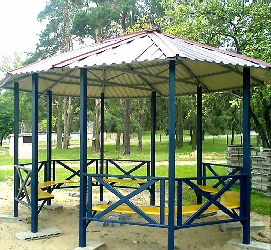 Фото 1 – Типичная беседка из профтрубы