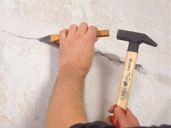 Убираем штукатурку вокруг трещины