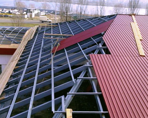 Фото 1 – Укладка профнастила на обрешетку