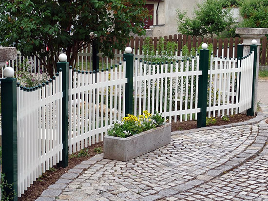 Фото 1 – Украшение территории декоративным забором