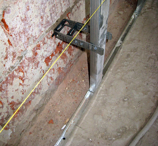 Фото 1 - Вначале устанавливаем направляющий профиль