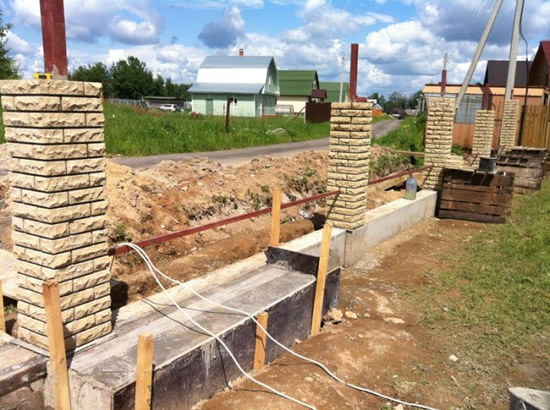 Фото 1 – Возведение заборных столбов