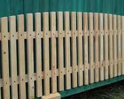 Фото 1 – Забор из деревянного штакетника