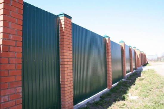 Фото 1 – Забор. Использование профнастила