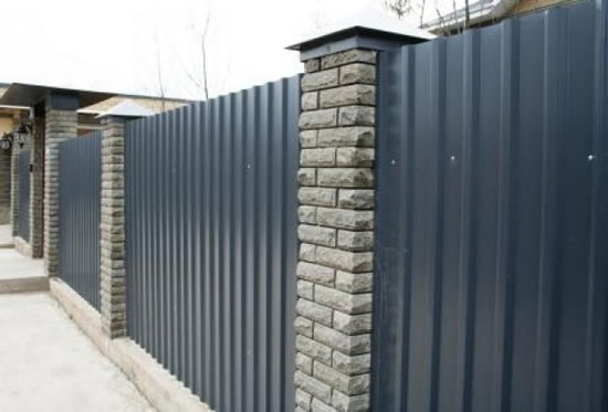 Фото 1 – Заграждения из профилированного листа