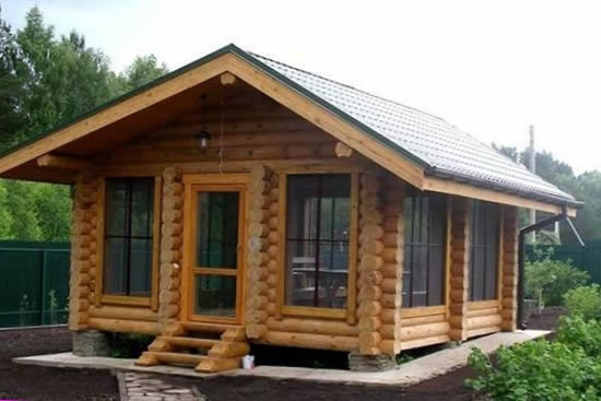 Фото 1 – Закрытая беседка из бревна