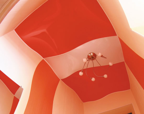 Натяжные потолки могут быть не только любых цветов, но и форм