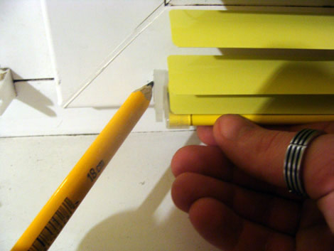 Фото 10 - Опустите жалюзи на необходимую длину и выполните крепление нижнего фиксирующего элемента