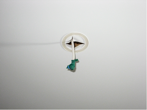 Прорезать пленку можно только фиксации специального монтажного кольца