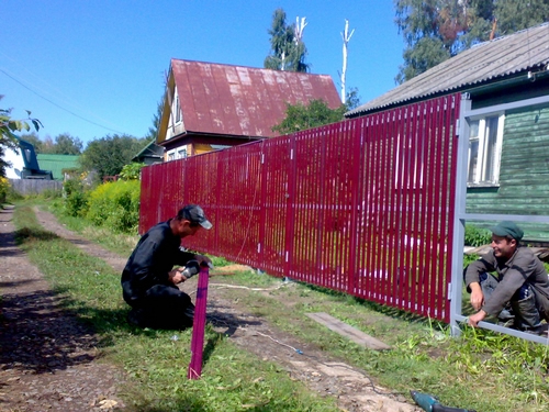 Фото 11 – Монтаж металлического штакетника