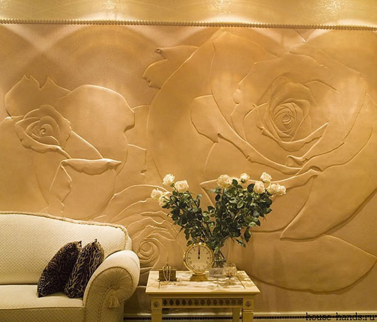 Фактурная штукатурка. Объемные цветы в интерьере гостиной