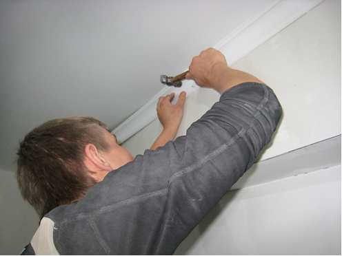 Крепление потолочного плинтуса