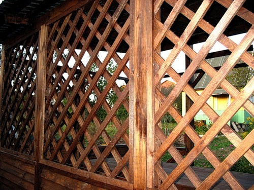 Фото 12 – Решетка из деревянных реек