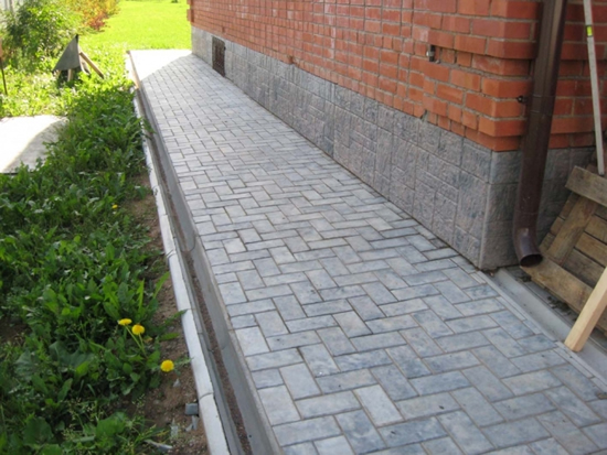 Фото 13 – Дача. Отмостка вокруг дома