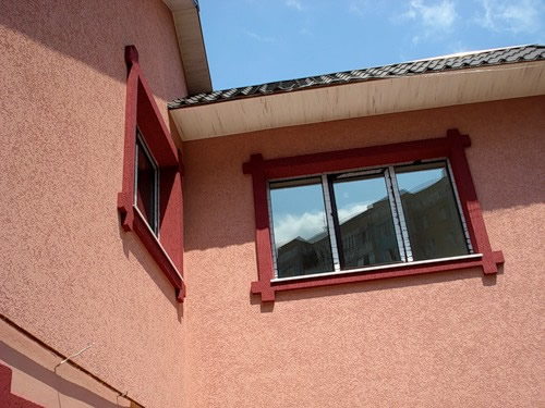 Фото 13 - Обратите внимание, что фактурной штукатуркой обработан не только фасад дома, но и отдекорированы оконные рамы