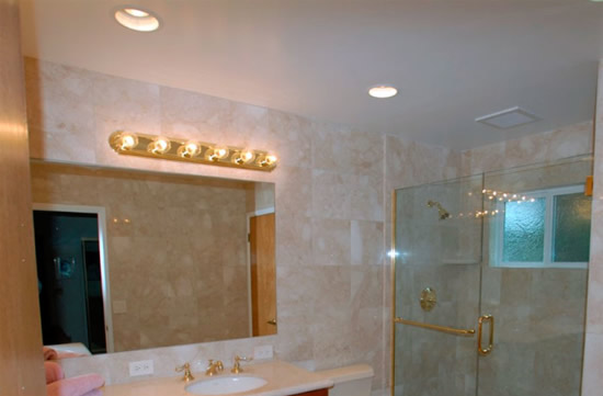Фото 14 — Комбинированная подсветка в ванной (потолочные светильники и настенные)
