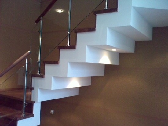 Фото 14 - Пример обшивки лестницы гипсокартоном с организацией подсветки