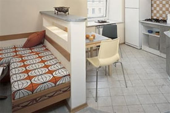 Фото 15 — Скромный интерьер для однокомнатной квартиры - убрана перегородка и дверцы между кухней и комнатой, кровать от зоны приема пищи отделена гипсокартонной стойкой