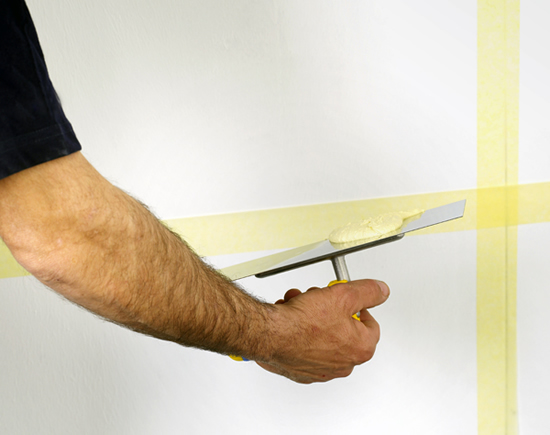 Фото 16 - Если речь идет о декорировании стен, то материал наносить нужно по разметке, выполненной малярным скотчем