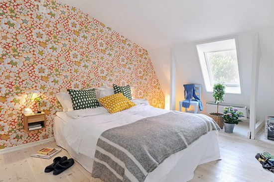 Отличный вариант использования жидких обоев в спальне