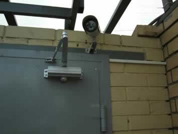 Фото 2 — Доводчик на входной двери