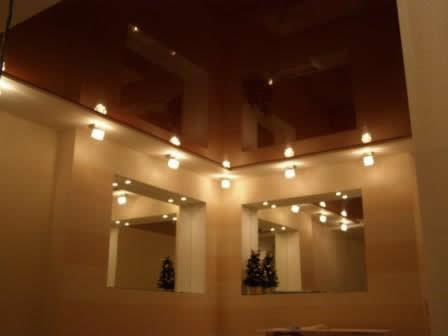 Коричневый натяжной потолок в ванной