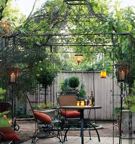 Фото 2 – Кованная металлическая беседка в саду