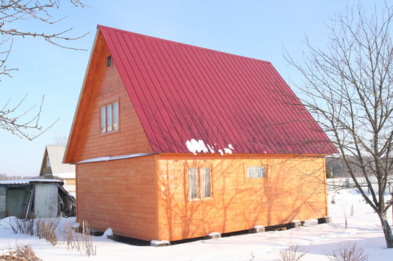Фото 2 - Крыша из профнастила в сочетании с деревянными стенами постройки