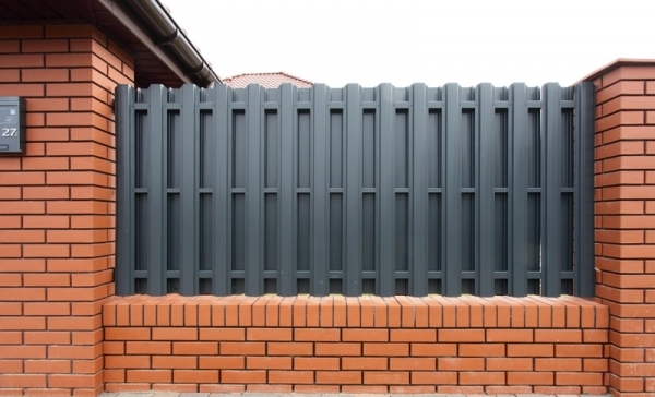 Фото 2 – Металлический штакетник Barera