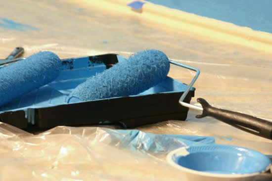 Фото 2 - Можно приобретать краски белого цвета, а к ним - колоранты. Правда, если опыта по равномерному окрашиванию красок у вас не было