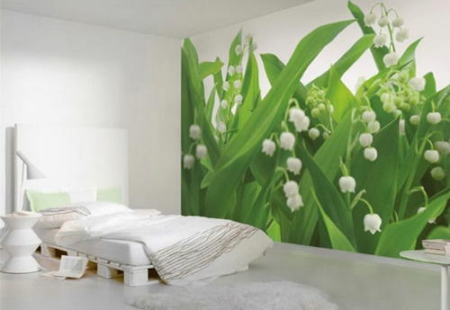 Нежные фотообои прекрасно смотрятся в спальне