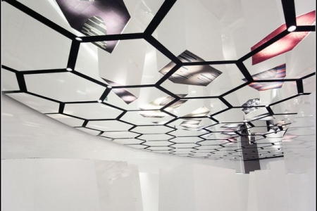 Фото 2 - Оригинальный зеркальный потолок в форме сот